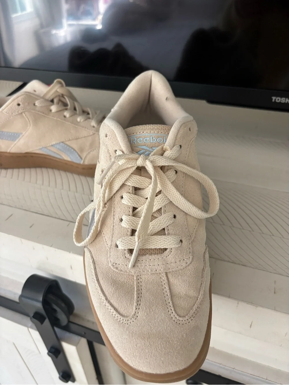 Reebok Women’s Cream Suede Sneakers🩵